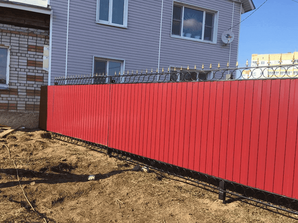 Фото забора из профнастила RAL3005 с коваными элементами, Дырнос